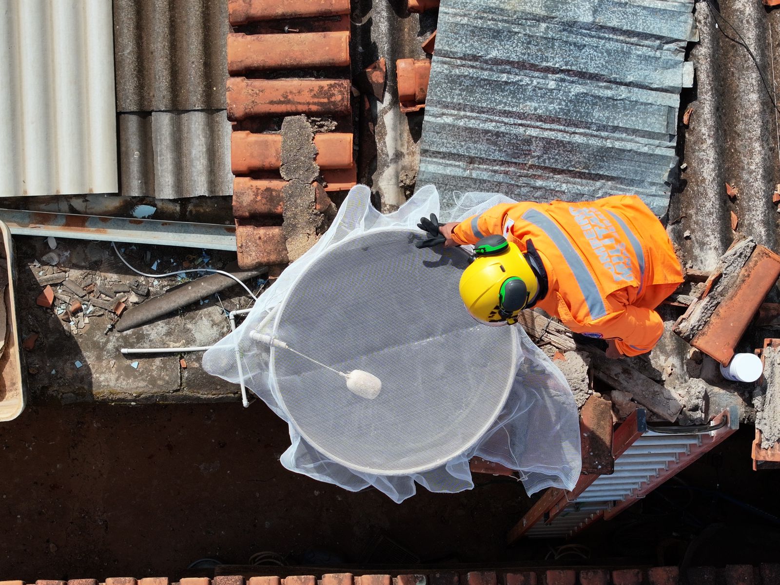 Combate à Dengue em Araxá: Vigilância Ambiental e Corpo de Bombeiros ampliam estratégias para tampar caixas d’água em locais de difícil acesso