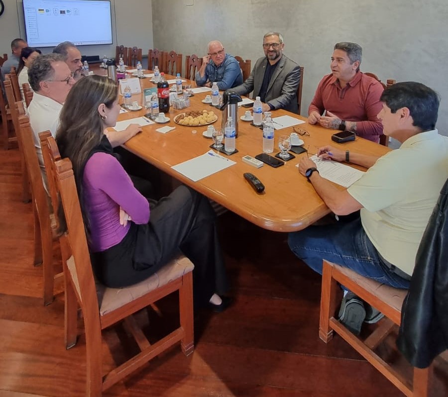 Prefeitura de Araxá e ACIA iniciam preparativos para iluminação e decoração natalina de 2025