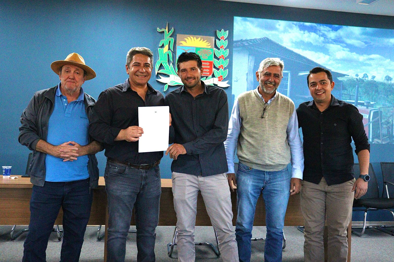 Prefeitura de Araxá renova termos de uso e repassa 74 implementos a associações rurais
