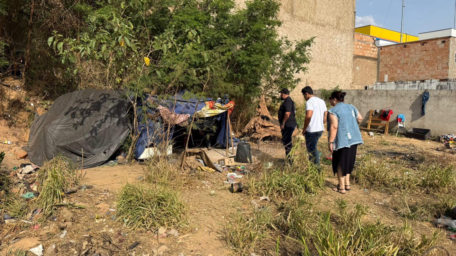 Araxá realiza ação integrada de combate à dengue em casas abandonadas e áreas ocupadas