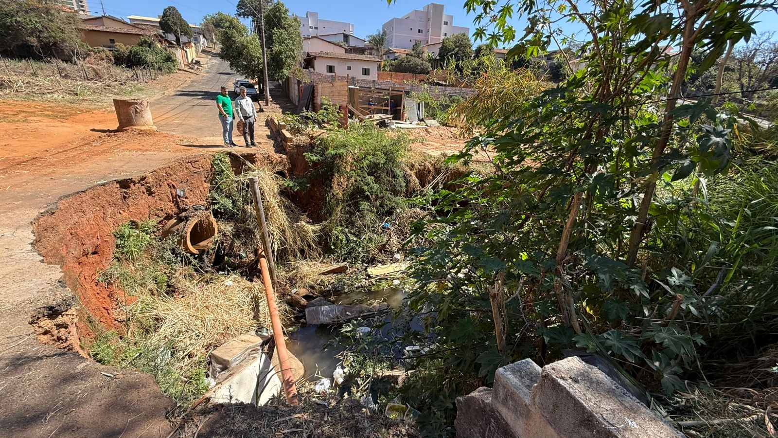 Prefeitura inicia obra definitiva para eliminar erosão na Romeu Castro Alves, na Vila Silvéria