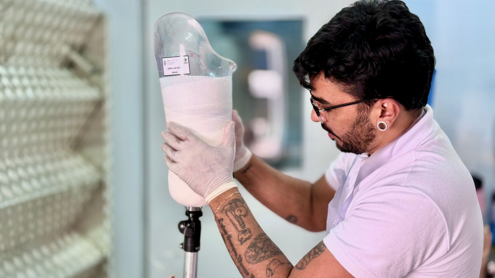 Parceria Apae e Prefeitura de Araxá atende 160 pacientes com próteses, órteses e calçados em Oficina Ortopédica