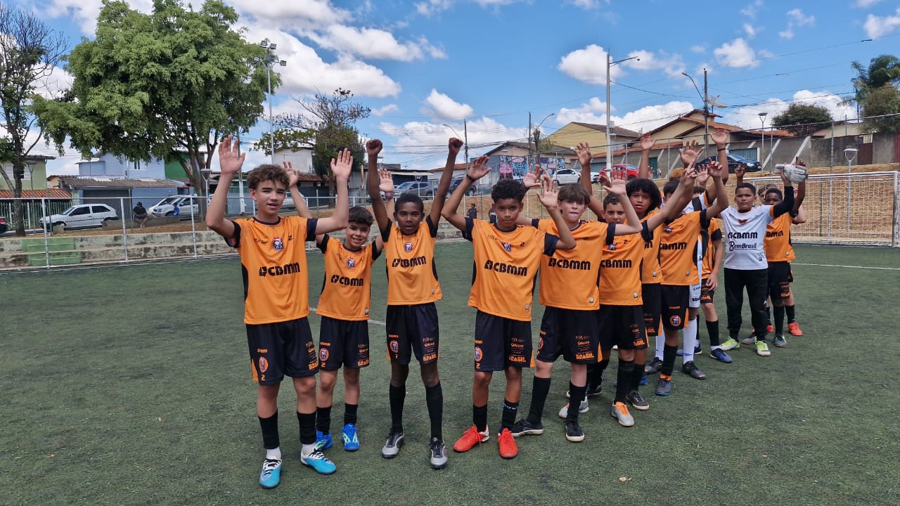MANHÃ ESPORTIVA NA PRAÇA DA JUVENTUDE EM ARAXÁ, LEVA ESPORTE E ALEGRIA A MAIS 200 CRIANÇAS