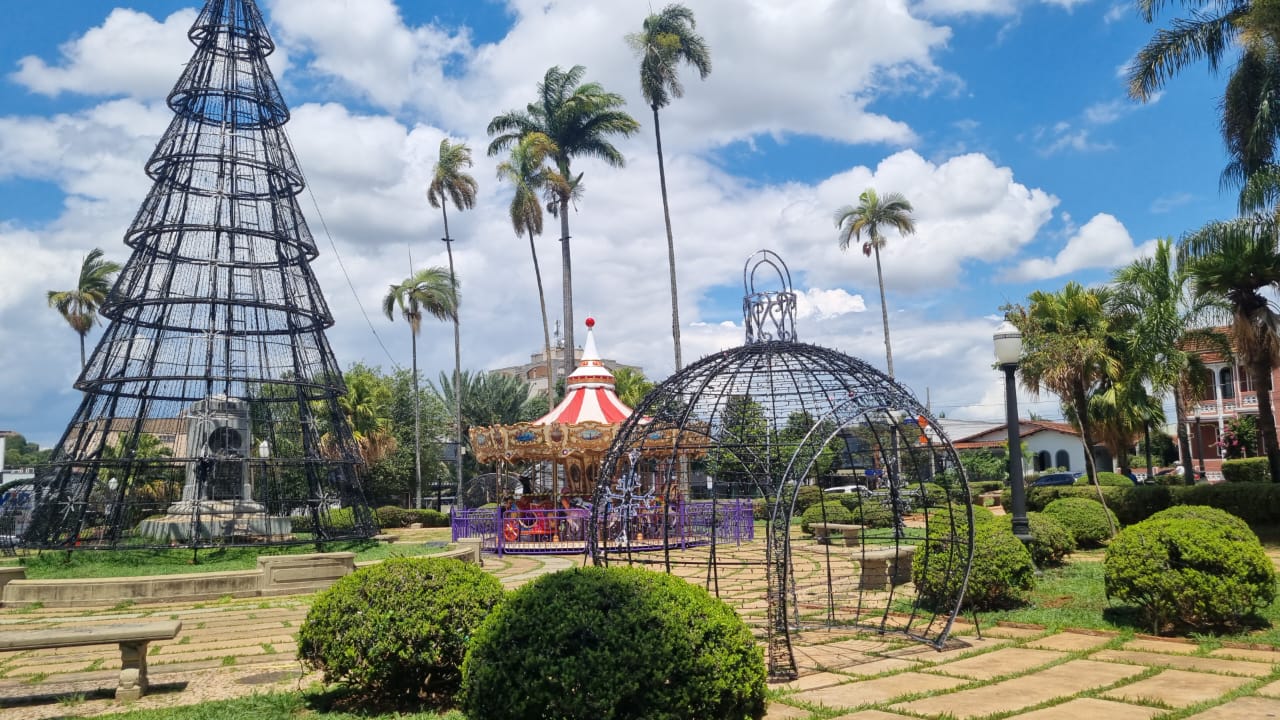 Araxá começa a ter o clima das luzes do natal 2025, inauguração hoje(19)