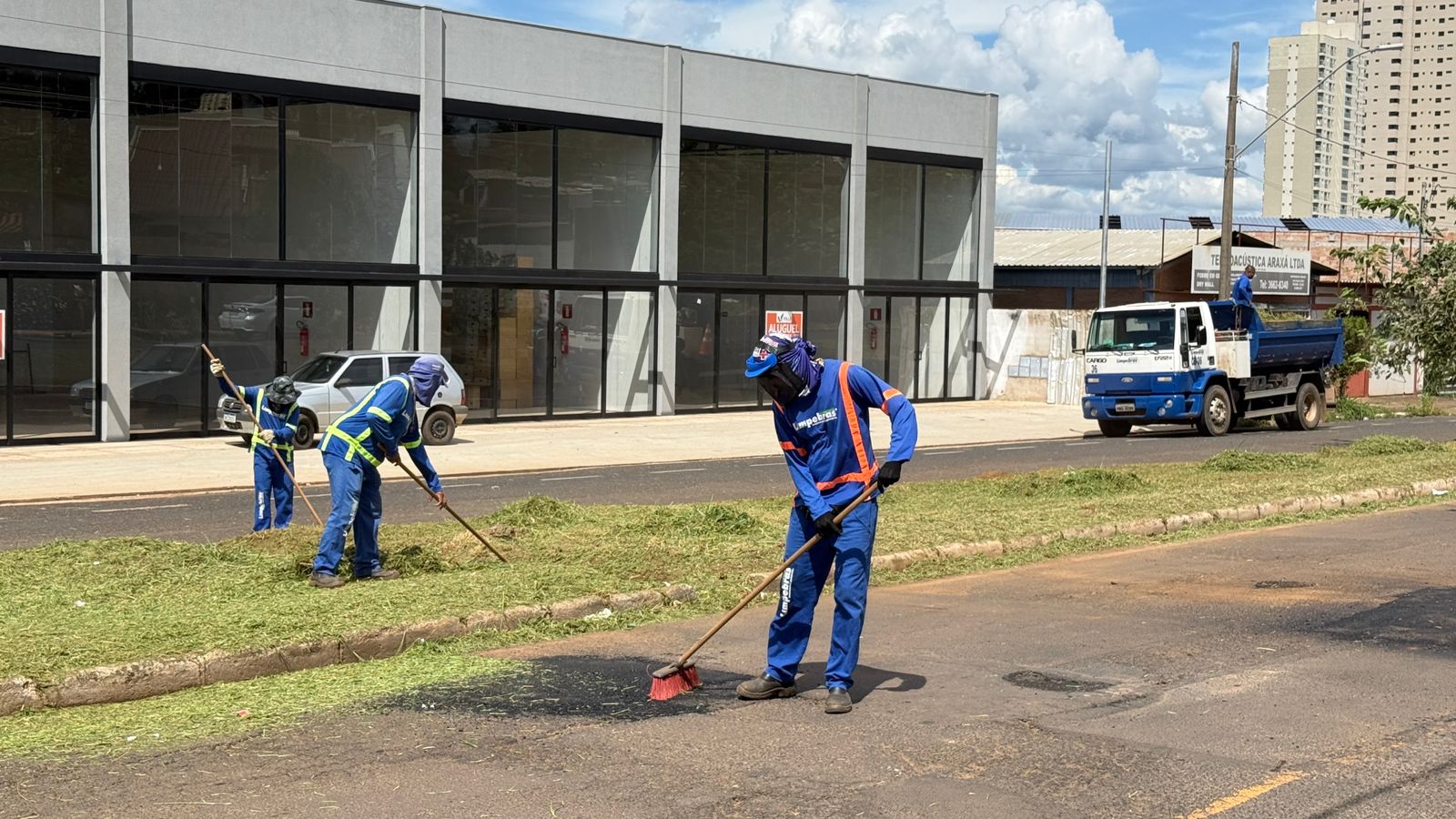 Prefeitura de Araxá reforça capina mecanizada no período chuvoso em locais estratégicos na cidade