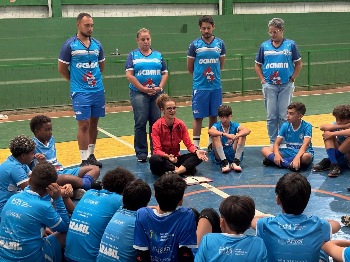 Maratonista Eliane Vargas leva experiência de vida no esporte para os alunos do Projeto Lobinho Transformando Vidas do Dínamo