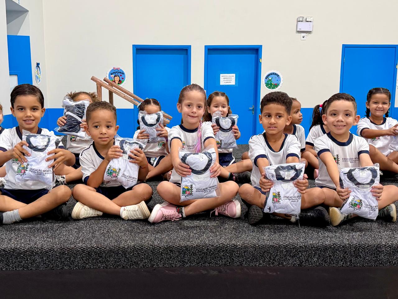Prefeitura de Araxá iniciou entrega de uniformes escolares para mais de 13 mil alunos da rede municipal
