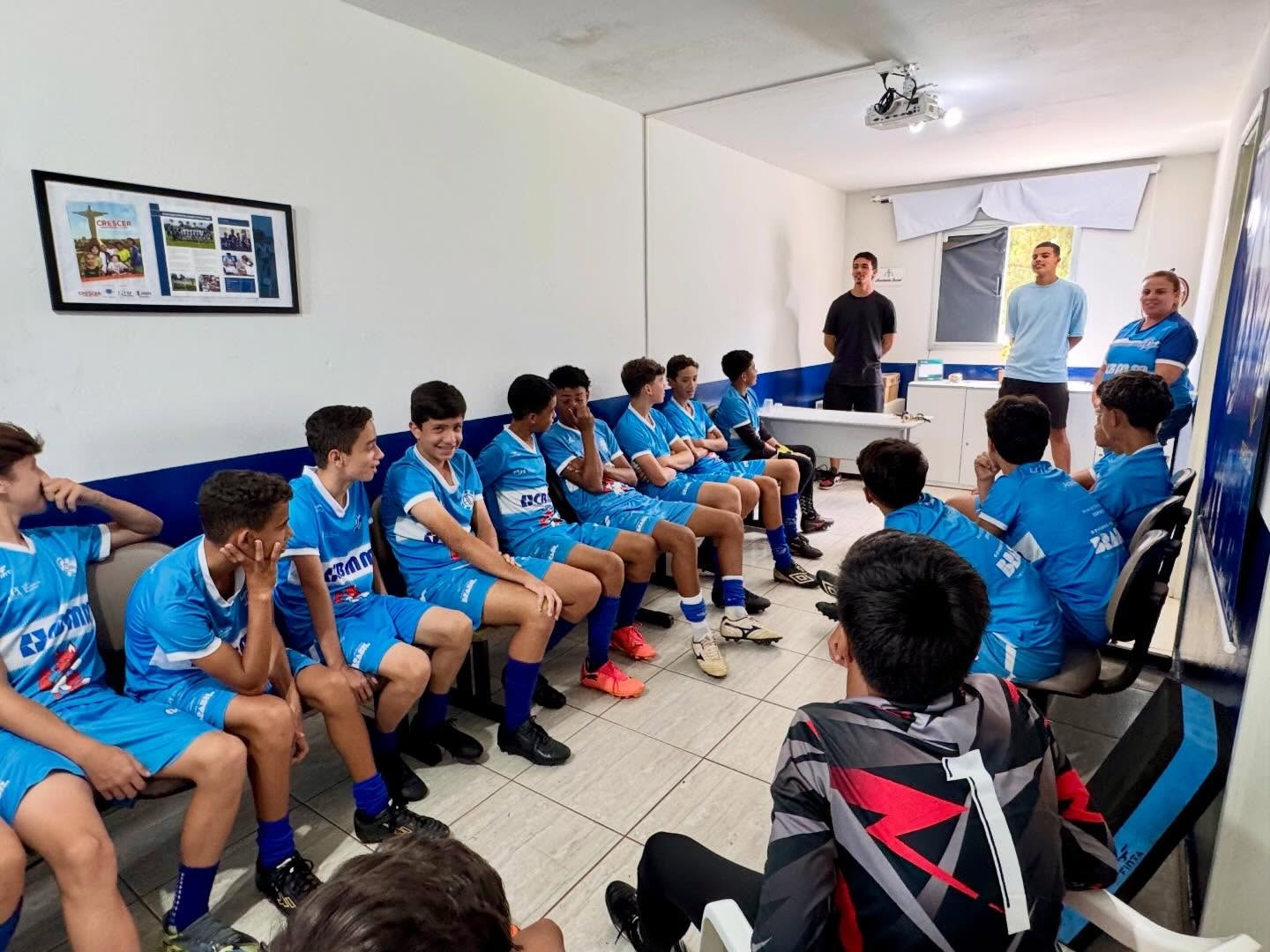 Ex-atletas Estevan (Atlético Mineiro) e Yan (Ferroviária-SP) inspiram jovens no Projeto Lobinho Transformando Vidas