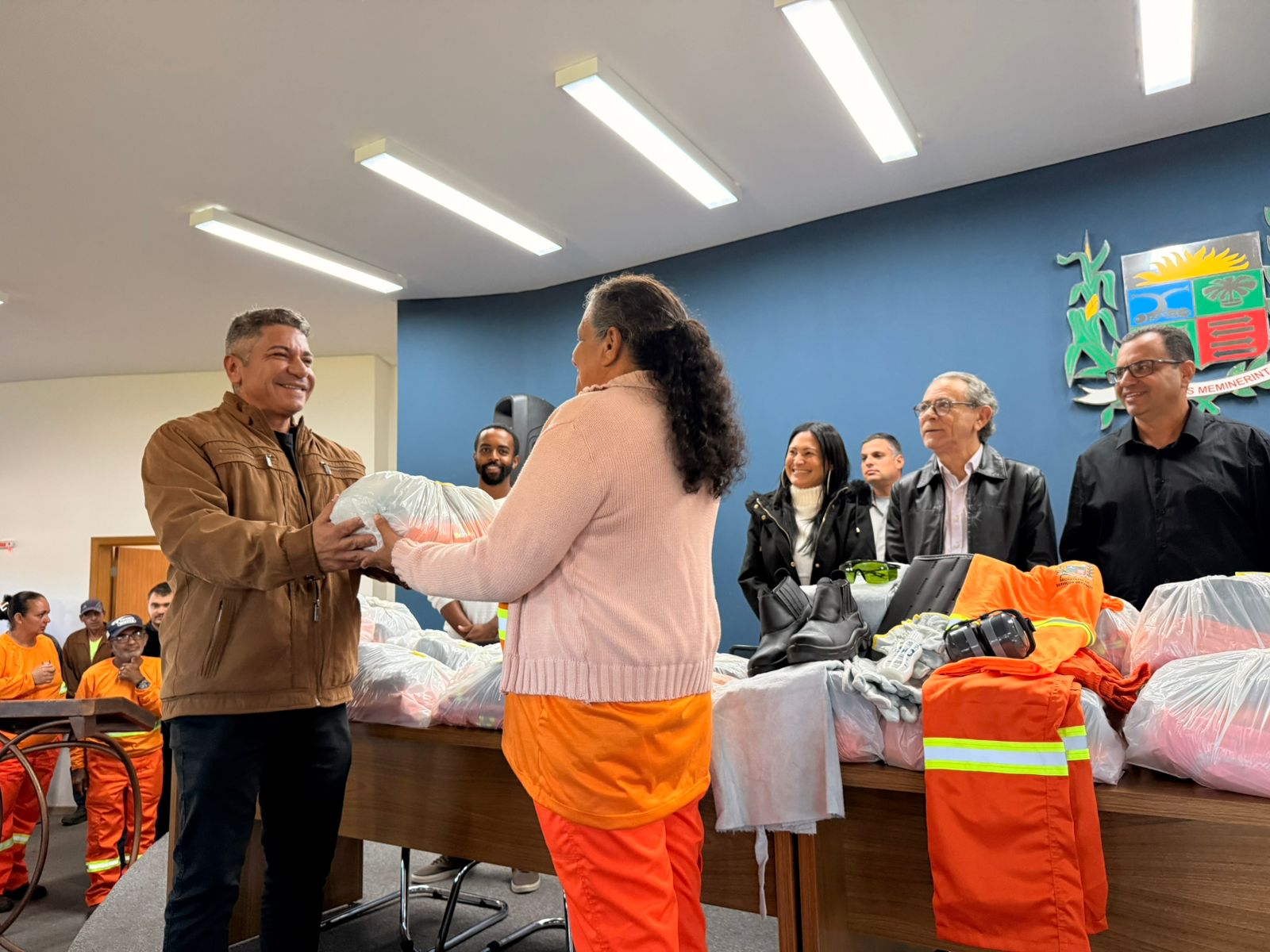Prefeitura Araxá realiza entrega de uniformes e EPIs para servidores da Secretaria de Serviços Urbanos