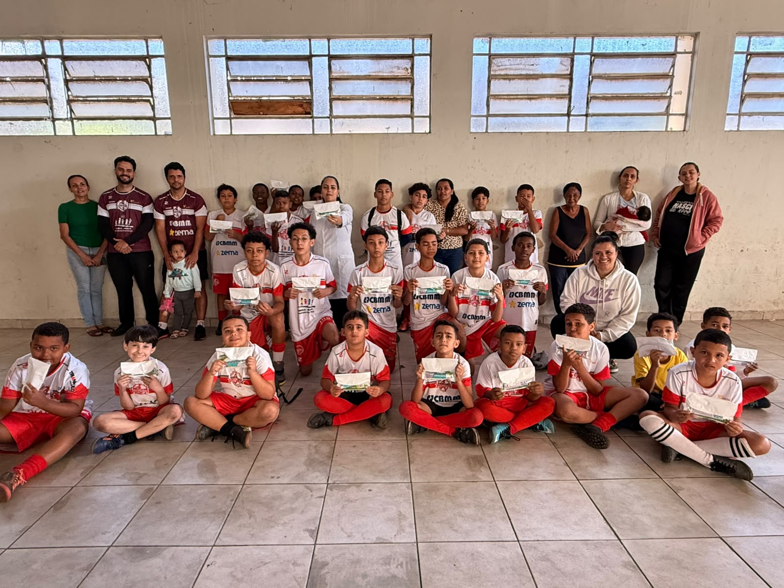 Projeto Futuros Campeões promove palestra sobre higiene bucal para crianças e adolescentes