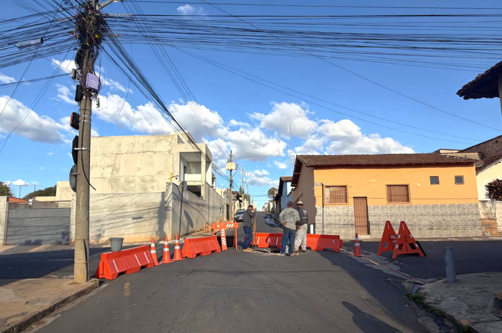 Prefeitura de Araxá inicia obras de drenagem e reconstrução do pavimento na Rua Capitão José Porfírio