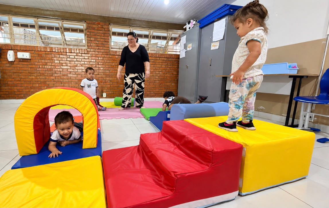 Educação de Araxá reforça estrutura das escolas e Cemeis com novos mobiliários e brinquedos